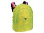 Housse de pluie jaune pour sac à dos avec bretelles à fleurs roses.