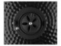 Gros plan sur une grille noire avec des ouvertures de ventilation.