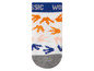 Des chaussettes blanches avec des dinosaures bleus, oranges et roses.