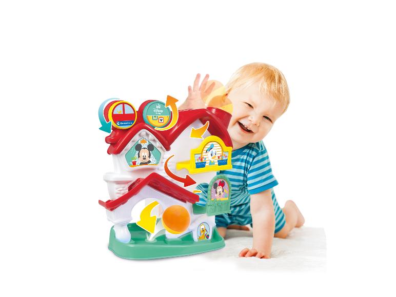 Un bébé joue avec une maison de jeu Clementoni Disney Baby.