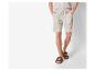 Shorts en lin beige et sandales pour homme.