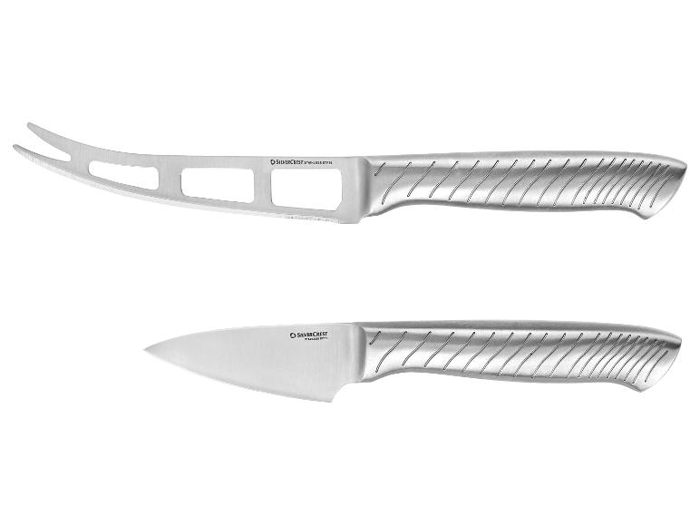 Deux couteaux à fromage en acier inoxydable avec manches texturés, l'un à pointe fourchue.