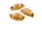 Trois croissants salés avec saucisse et graines de sésame sur fond noir.