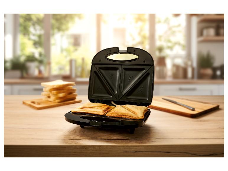 Sandwich grill et tranches de pain sur un comptoir de cuisine.