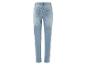Un jean skinny bleu pour femme.