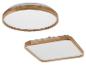 Deux plafonniers en bois et blanc, un rond et un carré.