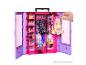 Armoire Barbie Fashionistas avec vêtements de poupée colorés, chaussures et accessoires.