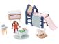 Mobilier de maison de poupée, comprenant un lit avec toboggan, un berceau, une table de chevet, une chaise haute et des figurines.