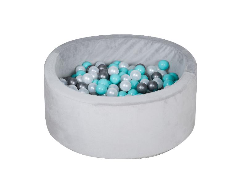Une piscine à balles grise avec des balles bleues, blanches et grises.