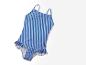 Maillot de bain une-pièce bleu et blanc à rayures pour enfant.
