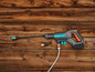 Un nettoyeur haute pression Gardena avec des accessoires sur un fond en bois.