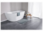 Une baignoire autoportante avec un tapis de bain et un tabouret en bois.