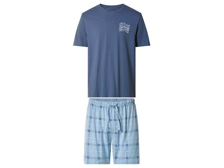 Pyjama bleu pour homme avec t-shirt et short à carreaux, avec le texte 'CALL IT A DAY'.