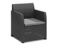 Une chaise en rotin grise avec un coussin gris