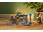 Blocs de construction en bois sur le thème marin, entourés de cadeaux de Noël.