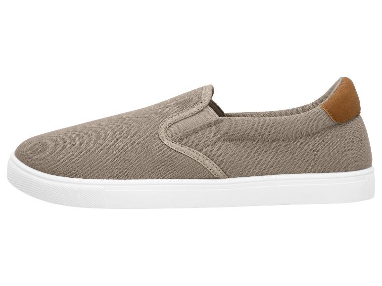 Chaussure slip-on en toile taupe avec semelle blanche et accent marron au talon.