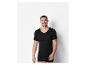 Un homme portant un t-shirt noir à col en V.
