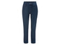 Un jean skinny bleu foncé pour femme.