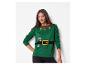 Femme portant un pull de Noël vert sur le thème des elfes, avec une ceinture et un motif de canne à sucre.