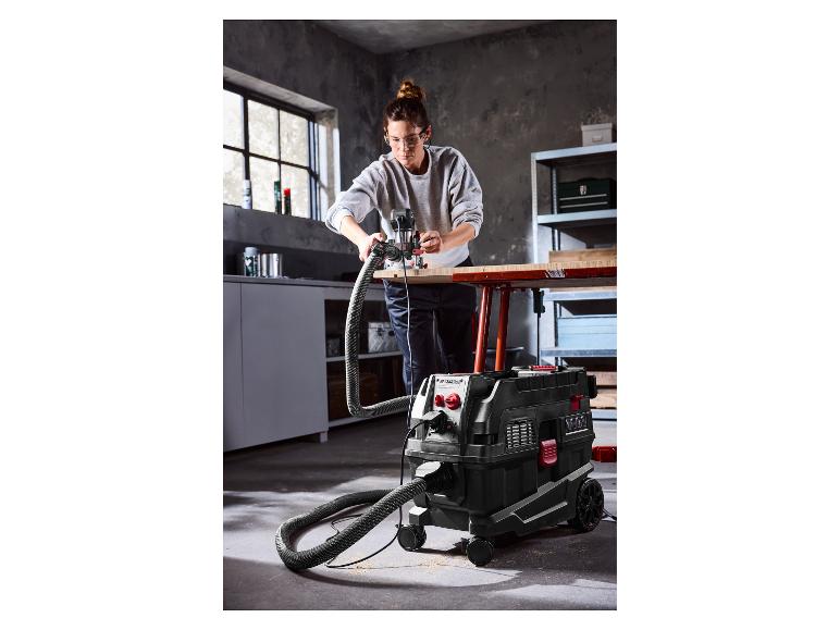Femme utilisant l'aspirateur d'atelier PARKSIDE PERFORMANCE® PPWD 30 B2 pour le fraisage du bois.