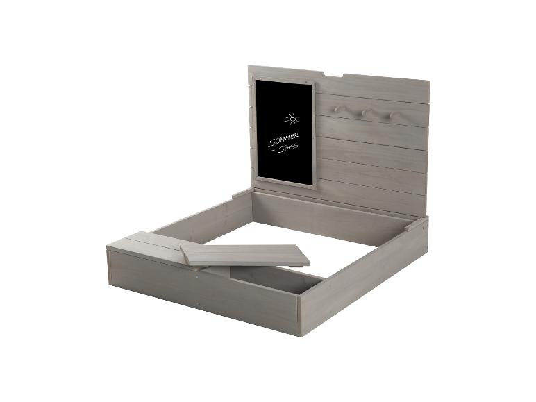 Bac à sable en bois avec tableau noir et patères, inscrit « SOMMER SPASS » (plaisir d'été).