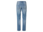 Un jean bleu à taille haute.