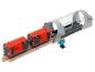 Train jouet rouge avec wagons U9 et un tunnel gris, avec une figurine humaine.