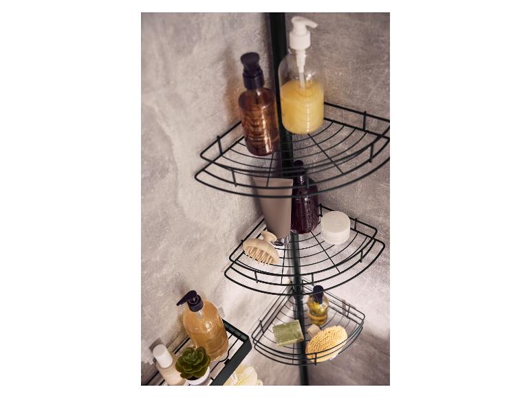 Étagères de douche d'angle LIVARNO® avec divers produits de bain.