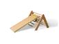 Structure d'escalade en bois avec toboggan pour enfants.