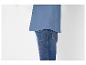 T-shirt bleu pour homme et jean sur fond blanc.