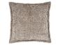 Coussin décoratif beige avec texture tissée épaisse.