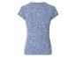 Un t-shirt bleu clair avec un imprimé fleuri blanc.