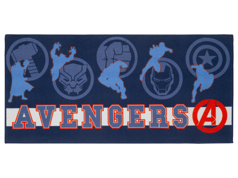 Un tapis bleu avec des personnages des Avengers, y compris Captain America, Iron Man et Thor.
