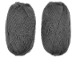 Deux pelotes de laine gris foncé sur fond noir.