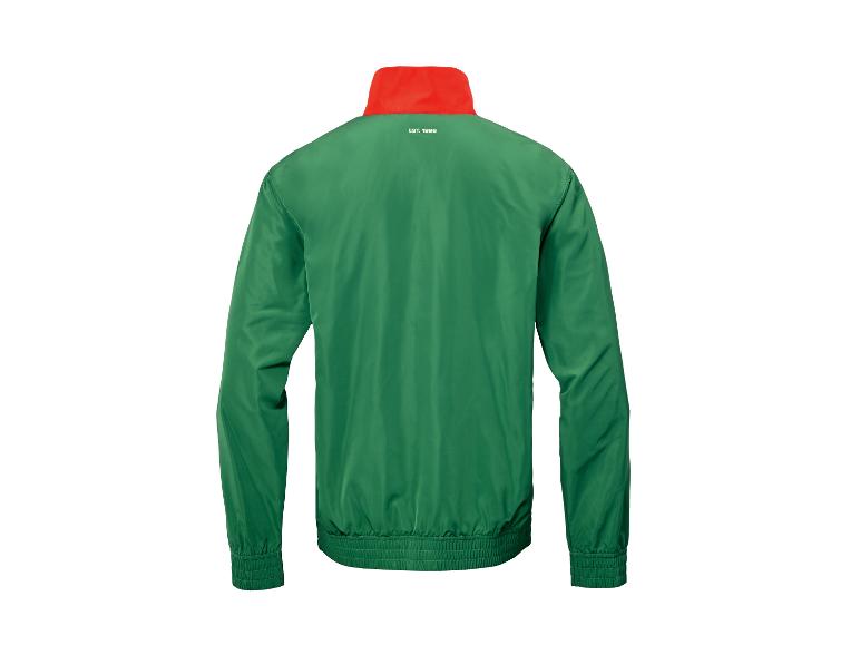 Veste verte avec col orange et texte 'EST. 1996' au dos.