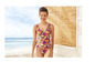 Une femme porte un maillot de bain une pièce à fleurs.