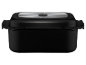 Cocotte rectangulaire noire avec couvercle et plaque à induction intégrée.