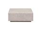 Table basse rectangulaire en marbre beige avec une base plus foncée.
