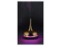 Diffuseur d'arômes doré avec de la fumée s'élevant et une lumière violette en dessous.