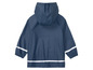 Un imperméable bleu foncé à capuche pour enfants.