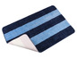 Tapis de bain à rayures bleues et bleu marine.