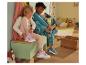 Deux enfants essayent leurs nouvelles baskets : une rose avec une licorne et une bleue avec une pelleteuse.