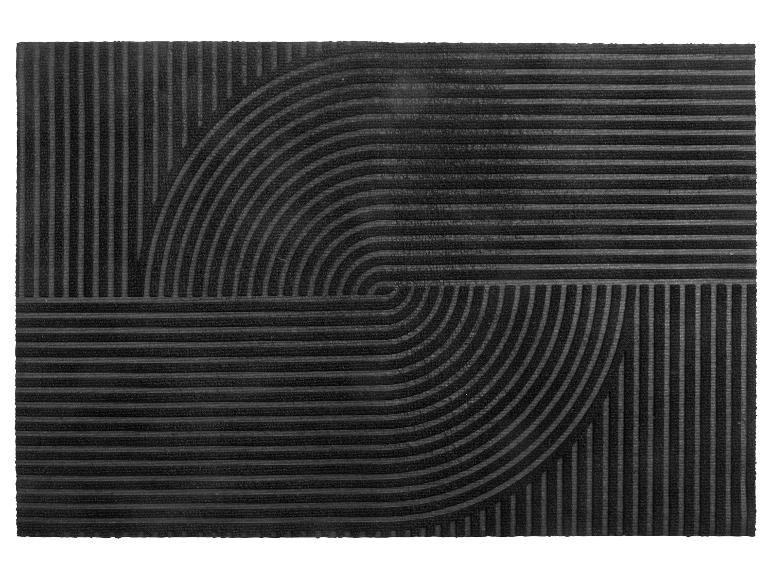 Un paillasson noir avec un motif géométrique.