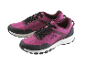 Une paire de chaussures de sport roses de la marque Hoka.