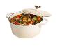 Cocotte en fonte émaillée crème avec couvercle, remplie d'un ragoût de viande et de légumes