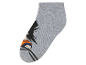 Chaussettes grises à motifs, style dessin animé.