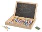 Tableau noir en bois avec lettres aimantées colorées et craies.