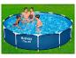 Piscine Bestway Steel Pro familiale, bleue, avec une famille s'amusant dedans.