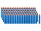 Grande quantité de fléchettes en mousse bleues avec des pointes orange