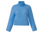 Un pull bleu clair à col roulé, en maille douce et moelleuse.